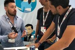Persone allo stand