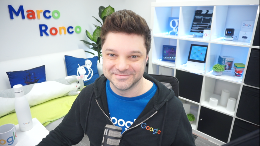 Marco Ronco al lavoro nel suo studio