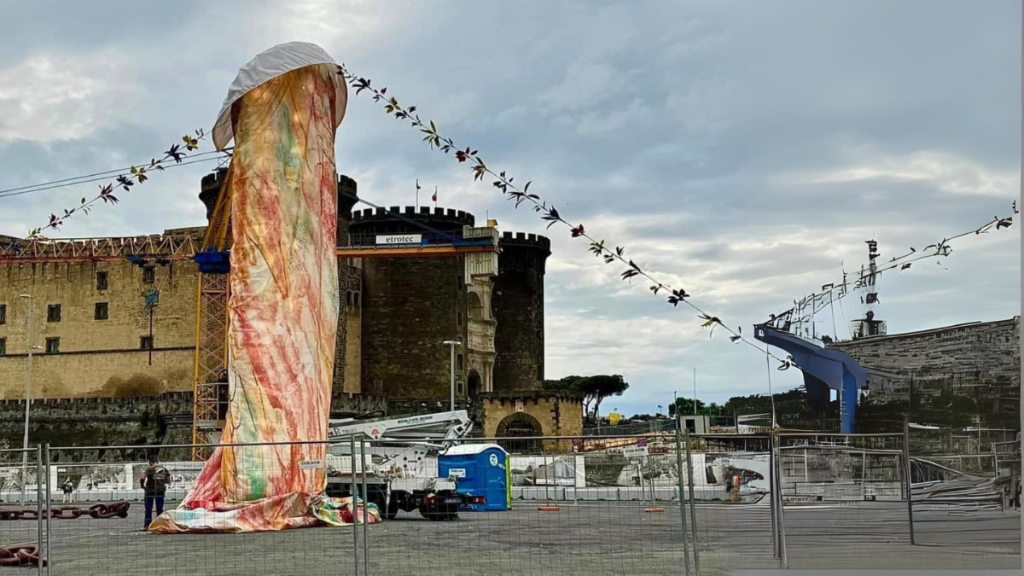 L'opera di Gaetano Pesce a Napoli - immagine tratta da https://www.italiani.it/pulcinella-di-gaetano-pesce-lopera-tra-commenti-ironici-e-arte-contemporanea/