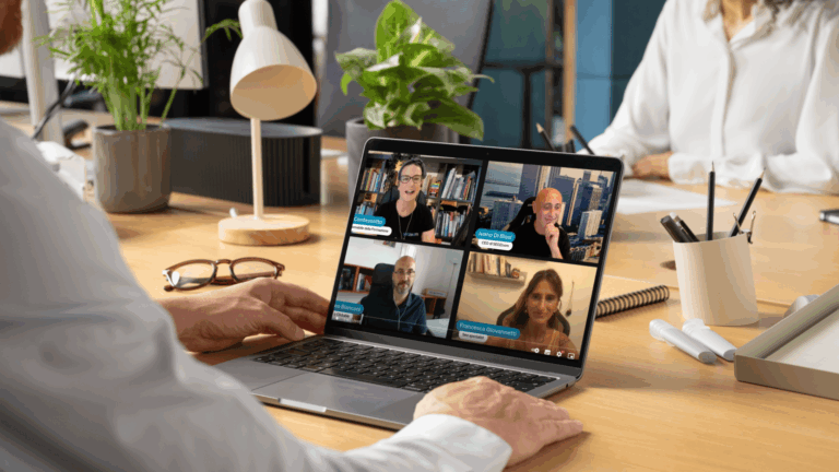 una persona al pc che guarda la live SEOZoom Caffè in cui si parla di AI Overview premia i contenuti, non (solo) i domini
