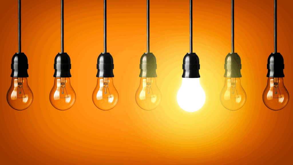 Una fila di lampadine spente e una accesa come metafora dell'importanza di essere visibili online